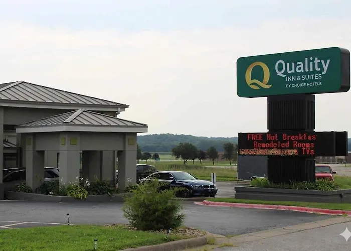 Quality & Airport 3* Moline